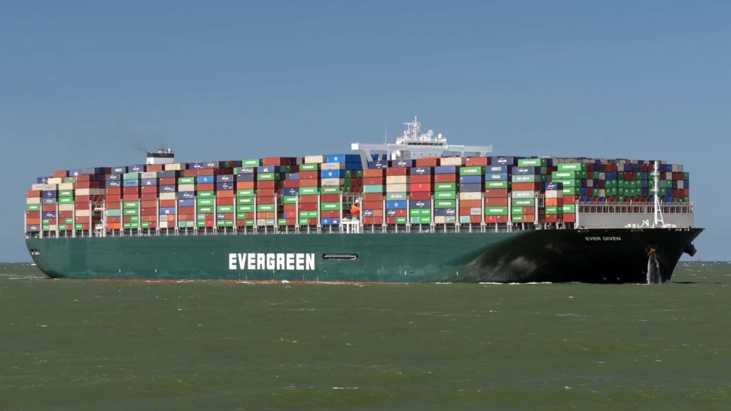 Ever Given: Tentativa de desencalhar navio no Canal do Suez falhou