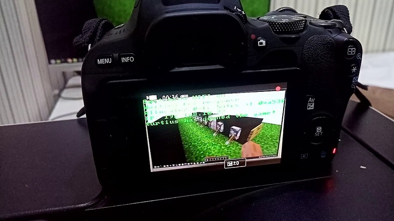 Programador corre jogo Minecraft numa máquina fotográfica Canon DSLR