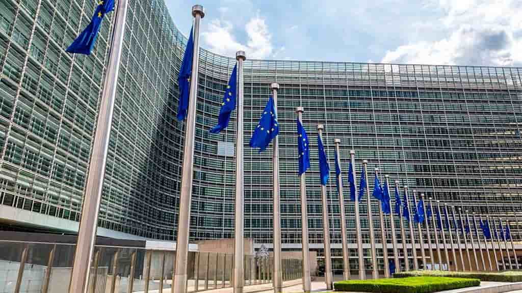 Comissão Europeia recebe pedido para proibir a venda de carros a combustão