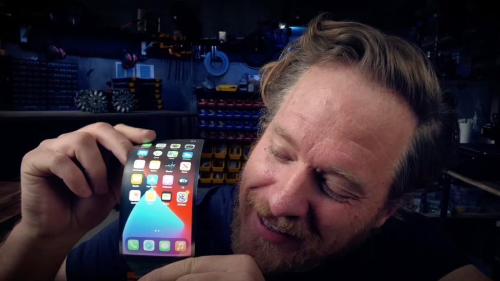 Youtuber combinou um ecrã dobrável com um Raspberry para mostrar um “iPhone dobrável”