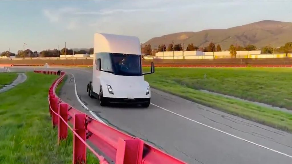 Tesla lança novo vídeo do seu camião Semi a poucos meses do início da produção