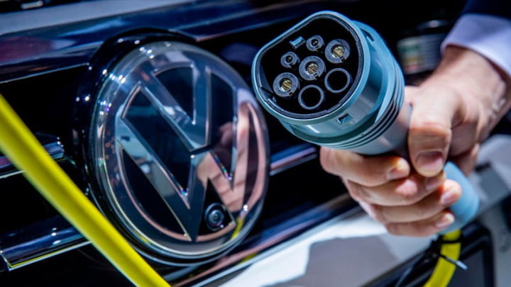 Orçamento dos clientes para um carro não vai aumentar só para o veículo ser elétrico, diz VW