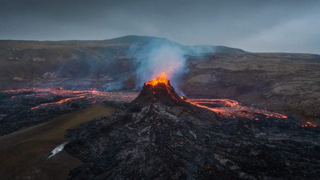 Piloto derrete o seu drone e consegue uma imagem brutal da lava do vulcão na Islândia