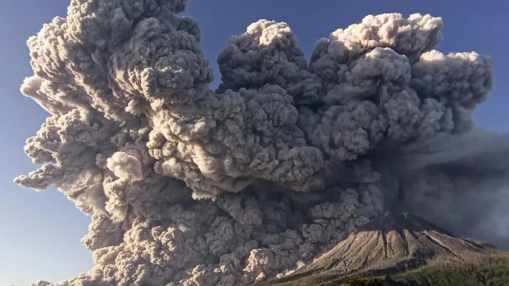 Vulcão Sinabung entra em erupção e nuvens de fumo atingem 5 mil metros de altura