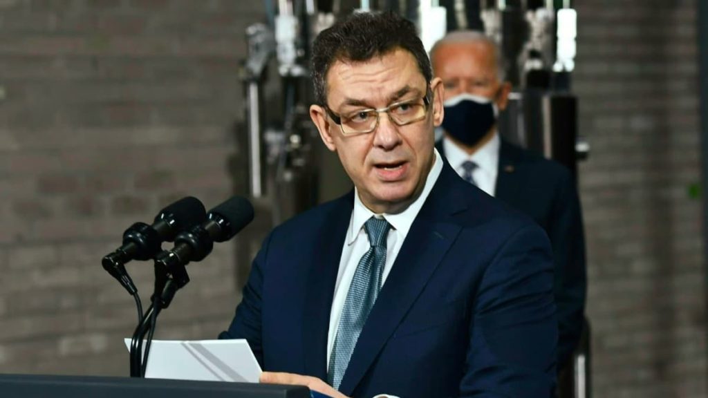 CEO da Pfizer diz que poderá vir a ser necessária uma terceira dose da vacina