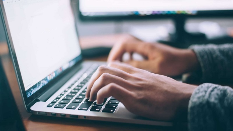 Escolas: 200 mil computadores pagos pelo PRR ainda estão por entregar