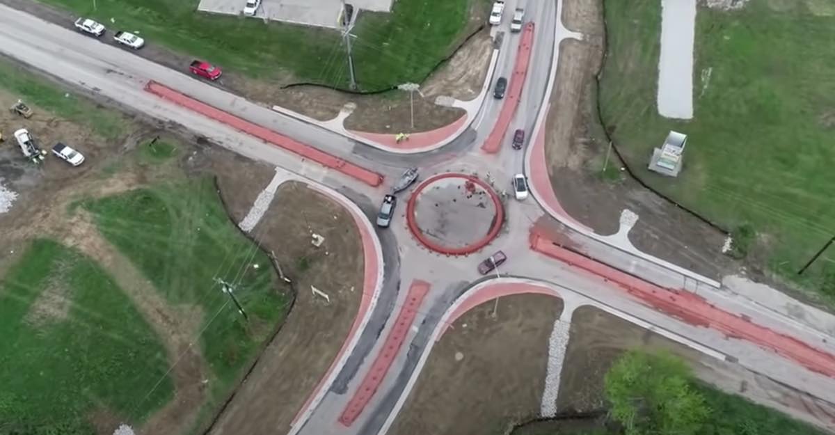 É apenas uma rotunda! Mas nos EUA os condutores não sabem usar…