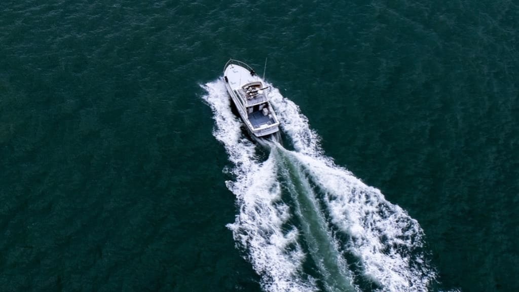 Porque os barcos medem a velocidade em nós em vez de quilómetros por hora