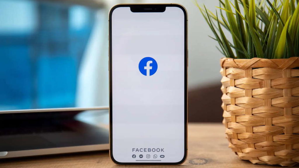 O número de utilizadores do Facebook nas apps móveis está a cair a pique