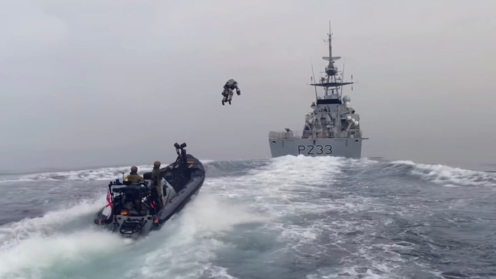 Marinha Real Britânica testa jetpacks para ataque aos piratas em alto mar