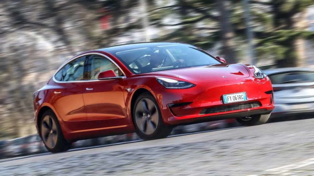Tesla vai recolher 285 mil carros por risco de colisão