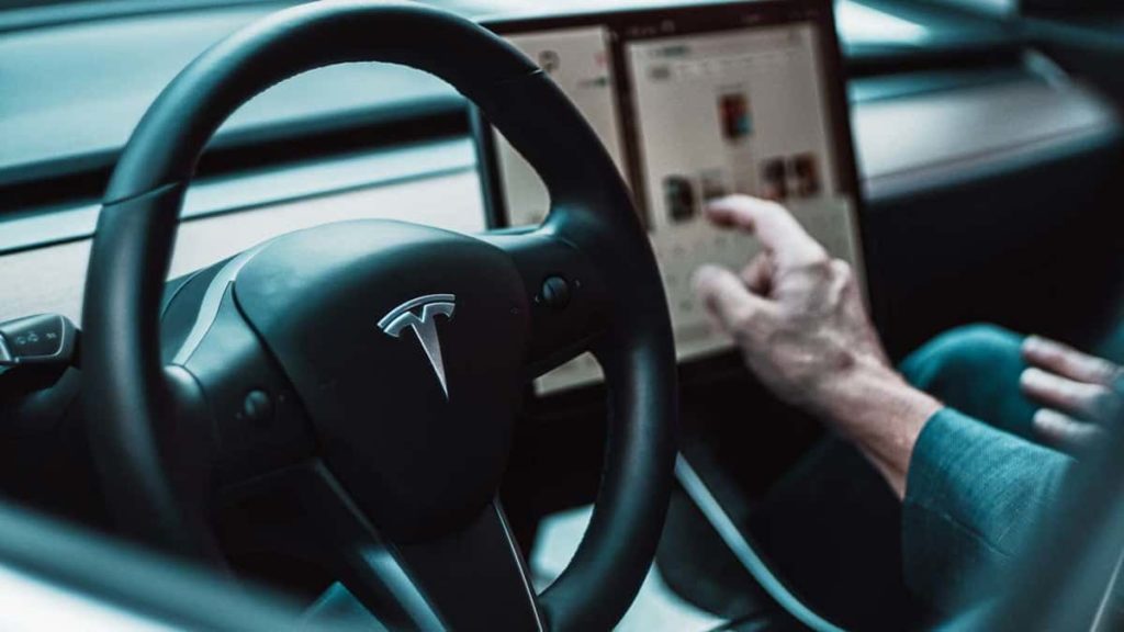Tesla já começou a abrir os testes do Full Self Driving a todos os condutores