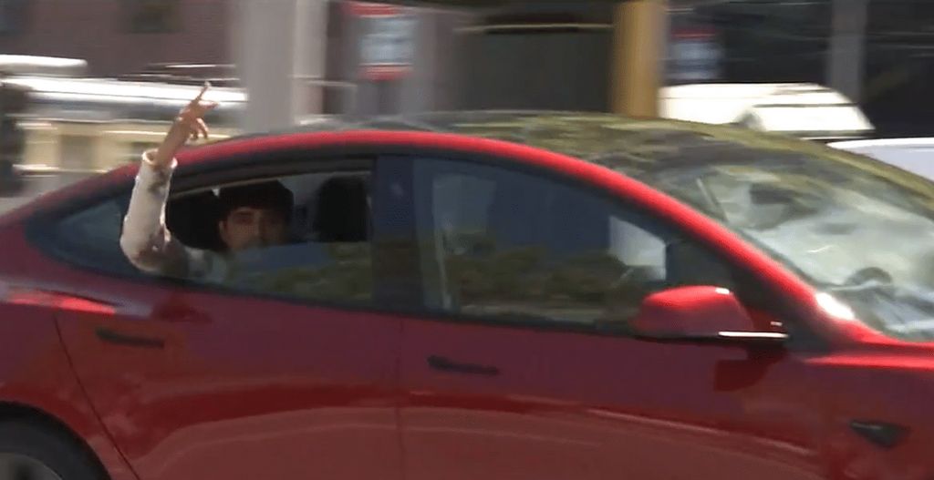 Depois de libertado, homem volta a passear-se em carro Tesla sem condutor. Mas como?