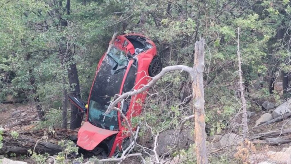 Tesla Model 3 despista-se e cai 30 metros montanha abaixo, ficando totalmente destruído
