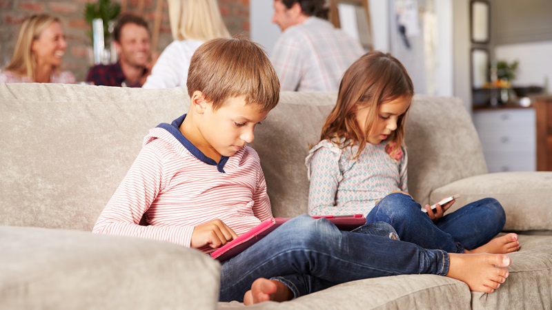 Adolescente gasta 64.000 dólares em jogos para smartphone e deixa a família na falência