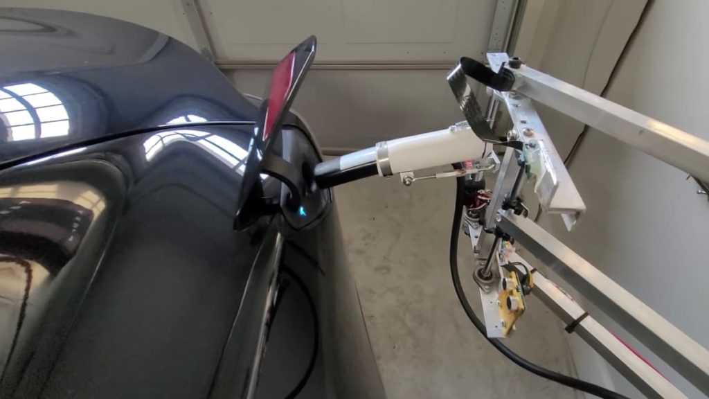 Tesla: Já há um robô caseiro que carrega o carro elétrico de forma autónoma