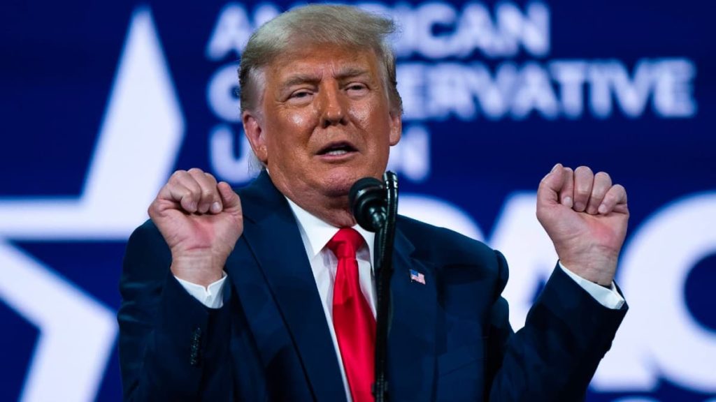 Governo de Donald Trump forçou Apple a entregar dados dos opositores