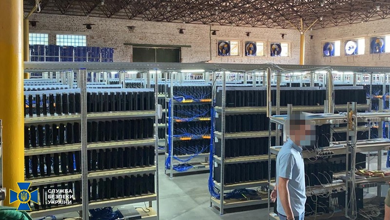 Ucrânia fecha sistema de mineração ilegal com 3.800 PlayStations 4 e 500 GPUs
