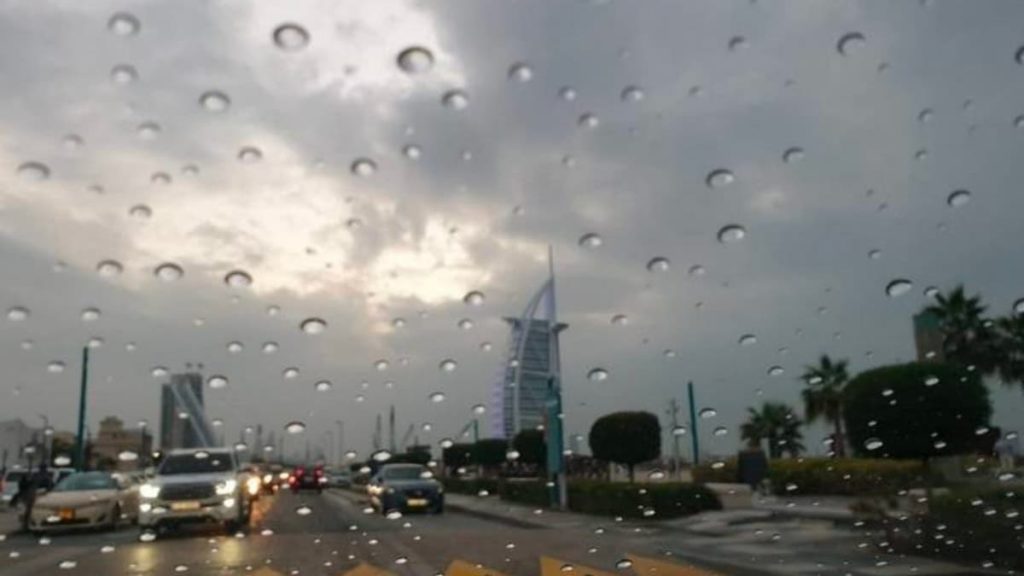 Dubai usa drones para produzir chuva artificial no combate a onda de calor de 50 °C