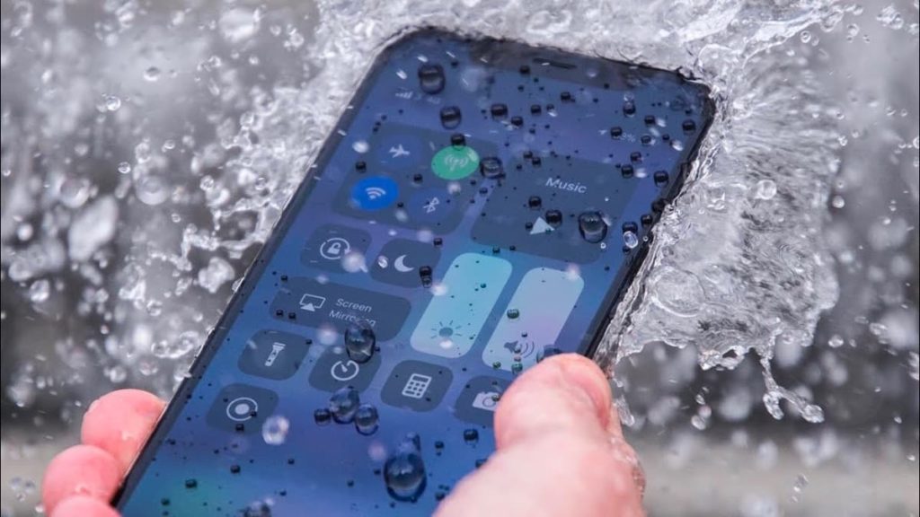 Dica: Água no smartphone? Este vídeo vai ajudar a limpar o altifalante de forma rápida