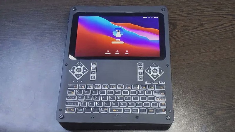 Youtuber cria mini computador com ecrã e teclado embutidos que corre macOS Big Sur