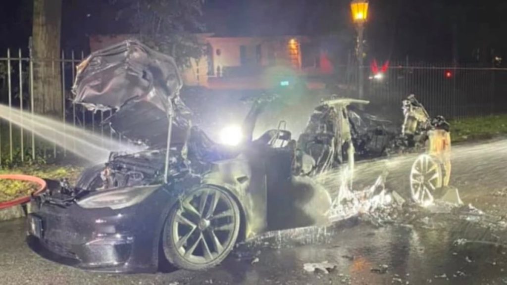 Novo Tesla Model S Plaid de 100 mil euros incendeia-se e fica totalmente destruído