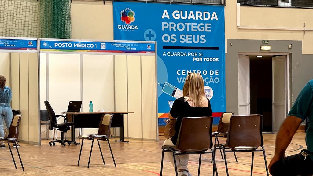 Vacinação: Quanto tempo vai estar na fila? Este site diz-lhe