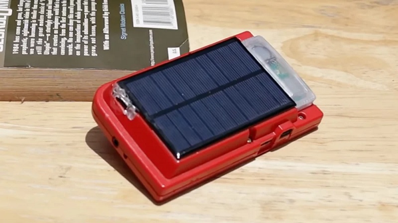 Utilizador modifica um Game Boy Pocket e coloca-lhe um painel solar