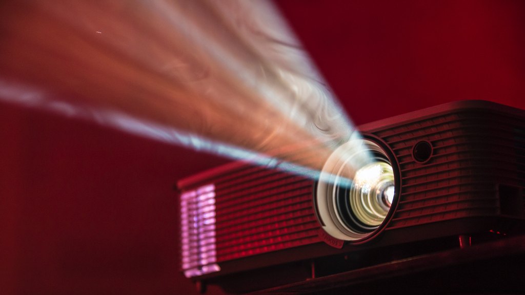 Crie a sua sala de cinema e de jogos em casa com ajuda de um projetor