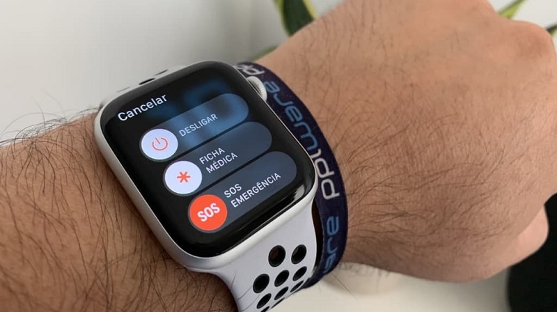 Mulher refém de assalto consegue chamar a polícia através do Apple Watch
