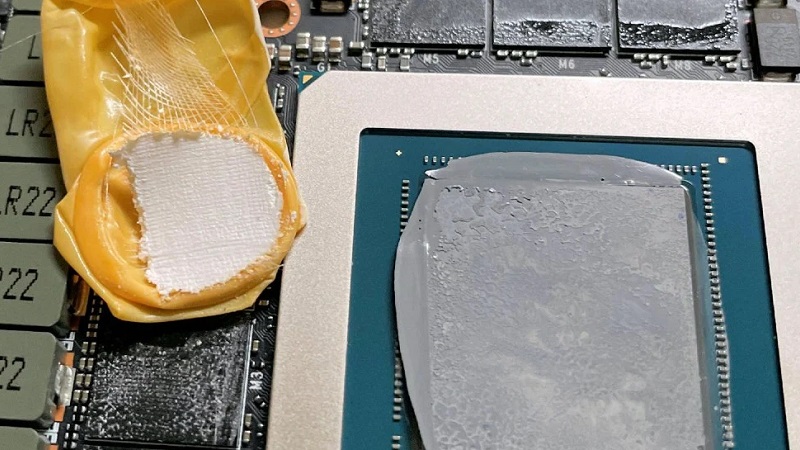 Utilizador encontra luva de dedo debaixo do adesivo térmico da sua RTX 3090