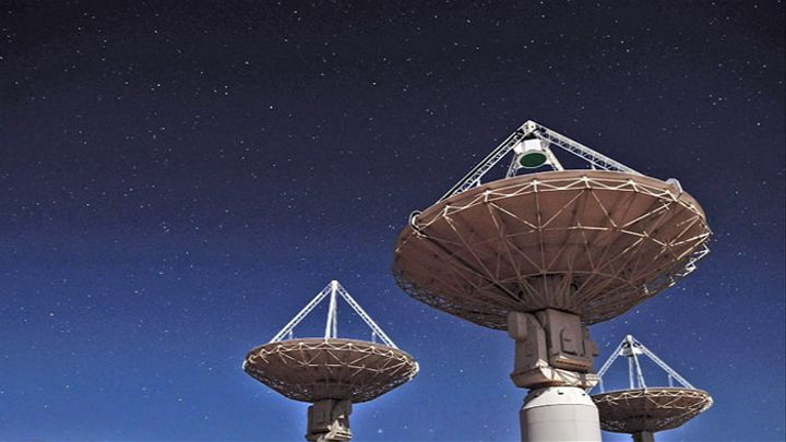 Astrónomos captaram um sinal misterioso a partir do centro da galáxia