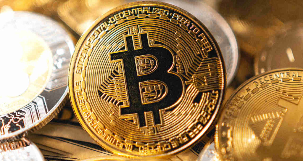Casal acusado de trocar 90 mil € de origem ilícita por criptomoedas