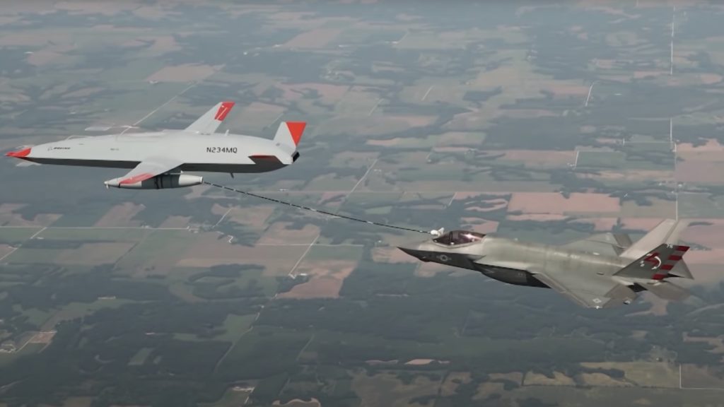 Drone da Boeing realiza 1.º reabastecimento aéreo de um caça F-35 [vídeo]