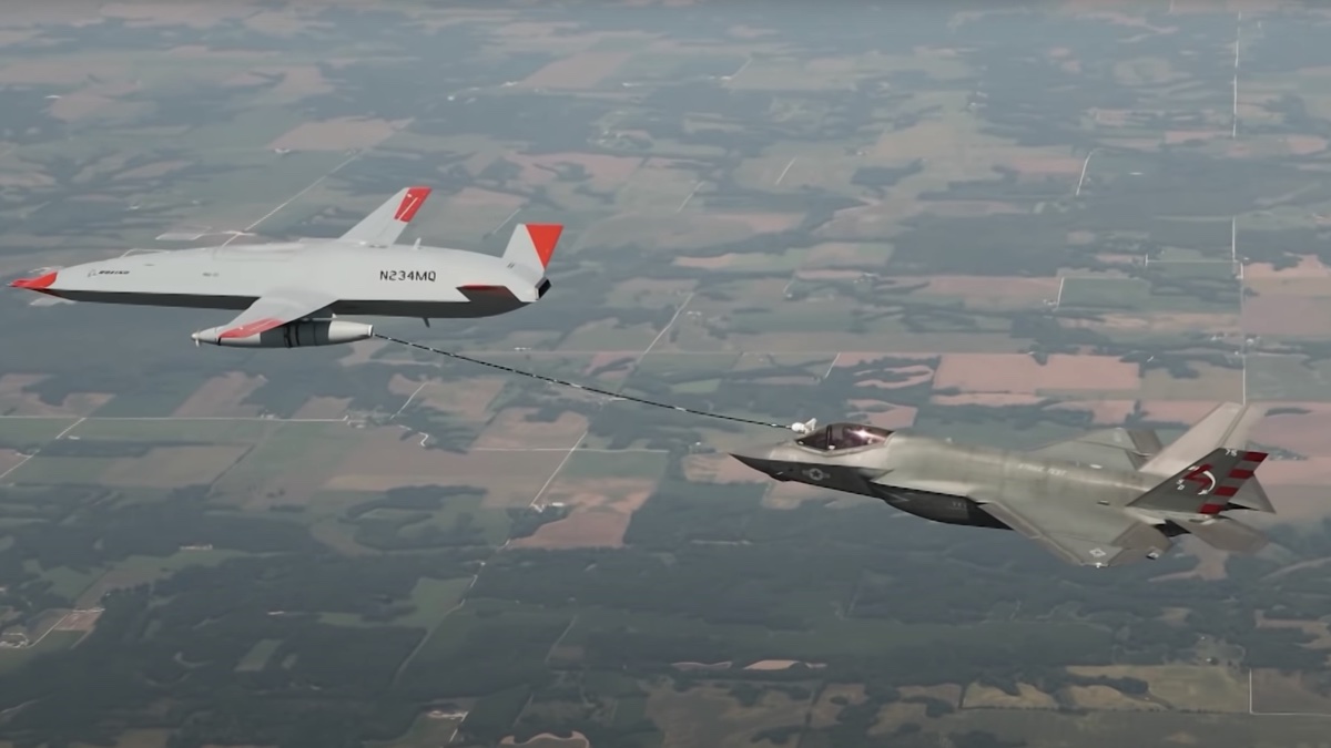 Drone da Boeing realiza 1.º reabastecimento aéreo de um caça F-35 [vídeo]