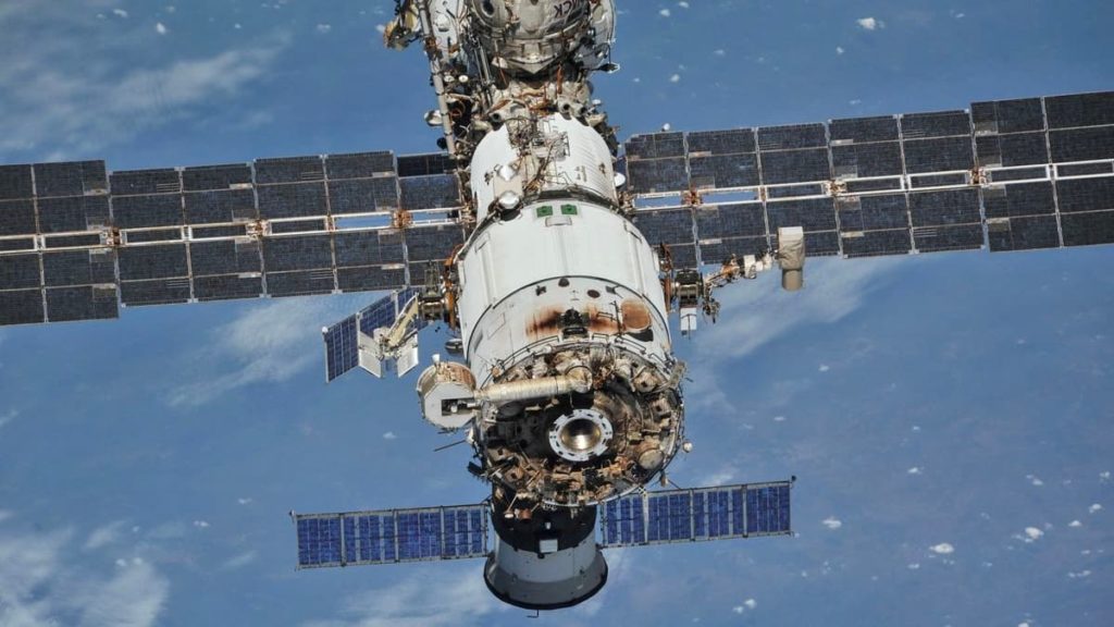 Astronautas sentem o cheiro de fumo. Algo está queimar no módulo da Rússia na ISS