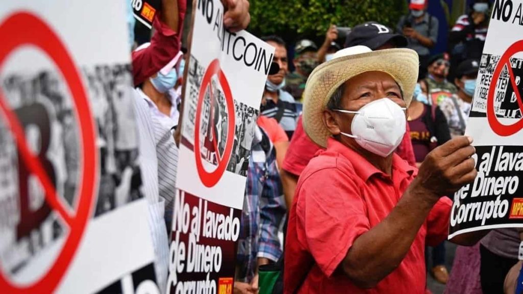 Bitcoin: Habitantes de El Salvador protestam legalização da criptomoeda
