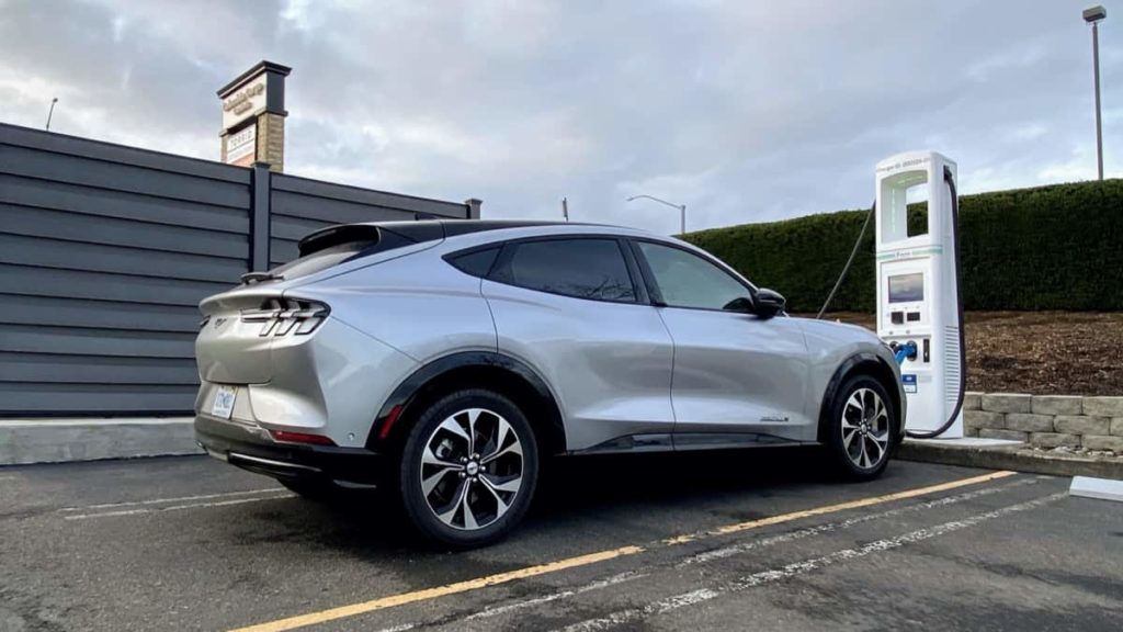 Ford colabora no desenvolvimento de um cabo que carregará elétricos em 5 minutos