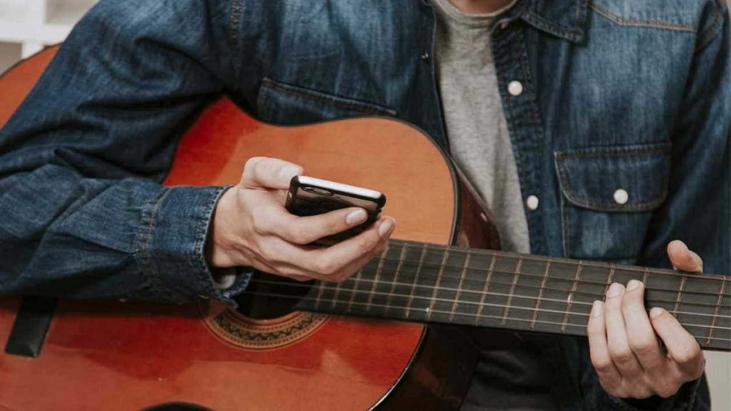 Quer afinar a guitarra ou outro instrumento? Porque não usa o Google para o fazer?