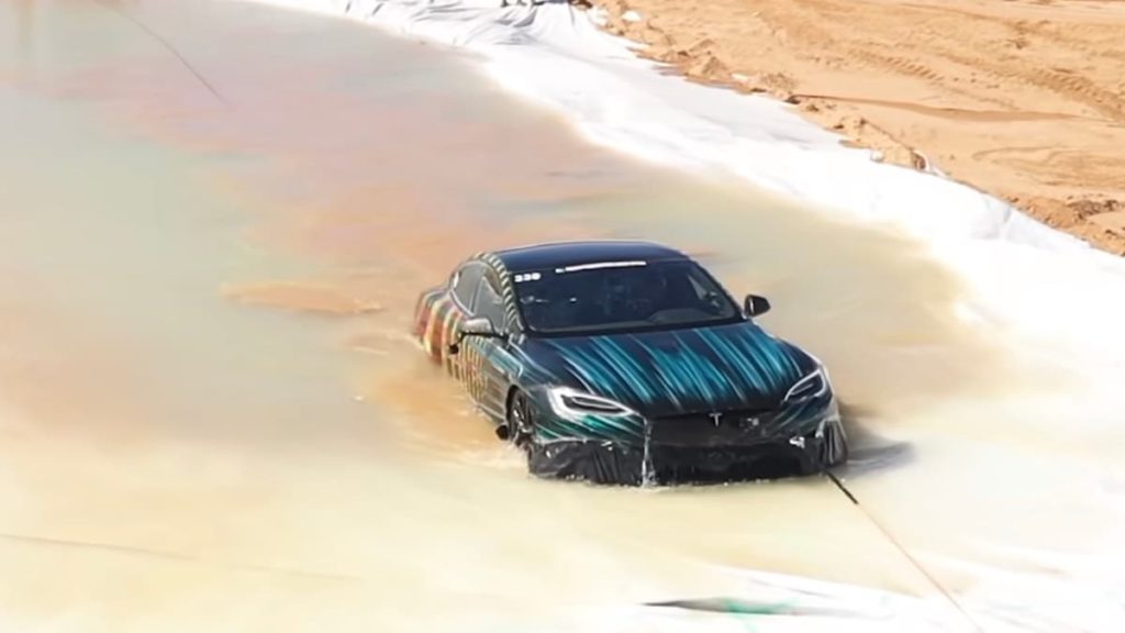 Como tentar transformar um Tesla Model S Plaid num submarino