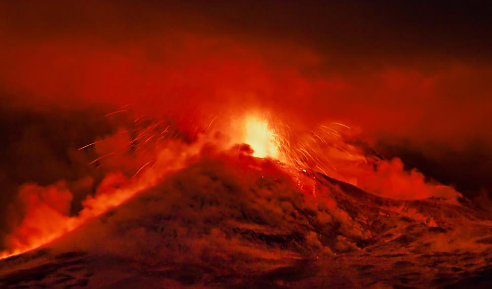 Vulcão italiano Etna volta a entrar em erupção e provoca chuva de cinzas