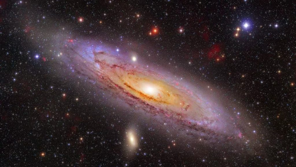 Há uma forma estranha no meio de Andrómeda e os astrónomos finalmente perceberam o que é