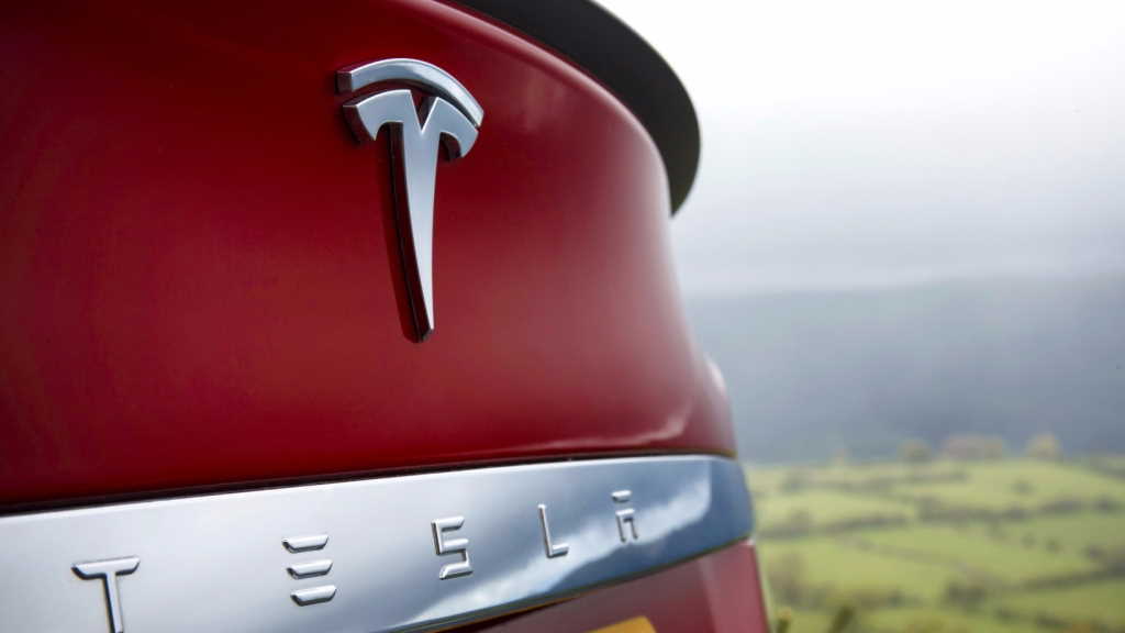 Acidente mortal que envolveu piloto automático da Tesla leva ao primeiro dono acusado