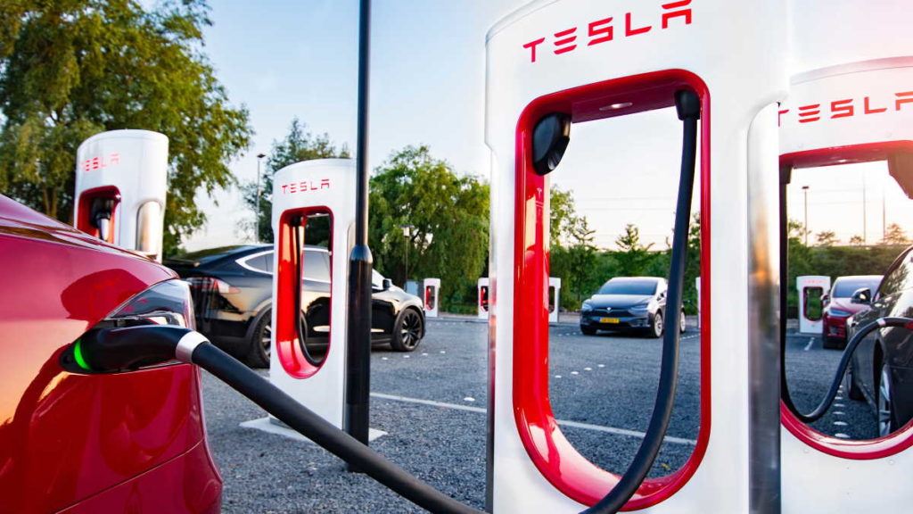 Tesla oferece carregamentos gratuitos nos Superchargers para quem foge da Ucrânia