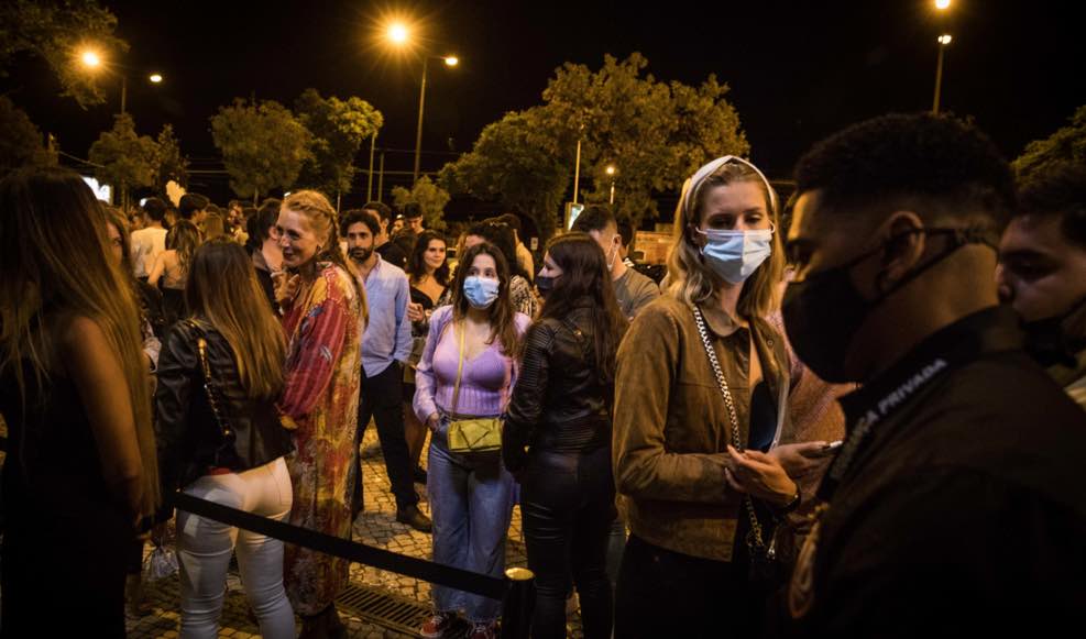 COVID-19: Jovens usam site de certificados falsos para sair à noite