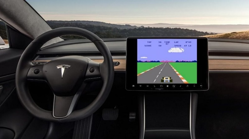 Tesla investigada por permitir que os condutores joguem enquanto conduzem