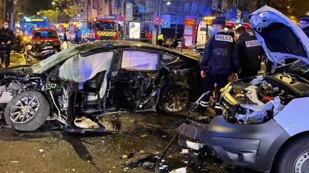 Táxi Tesla Model 3 provoca acidente fatal em Paris