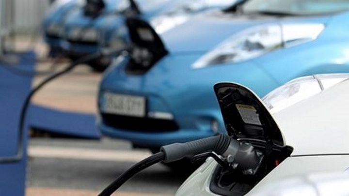 Percorrer 100 km num carro elétrico é 46% mais barato que um a gasolina