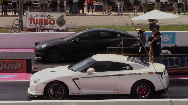Nissan GT-R bate Tesla Model S Plaid em corrida. Veja o vídeo!