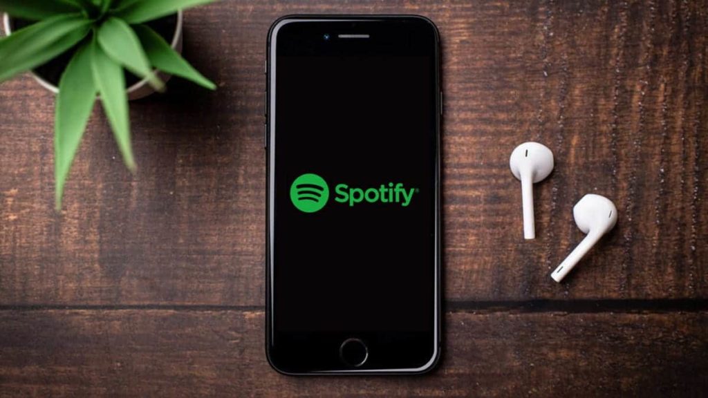 Spotify alertará os utilizadores caso os podcasts mencionem a COVID-19